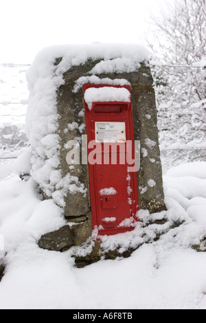 Scottish Winter scene - Victorian vintage Post Office Royal Mail Box in inverno nevica Scozia Regno Unito Foto Stock