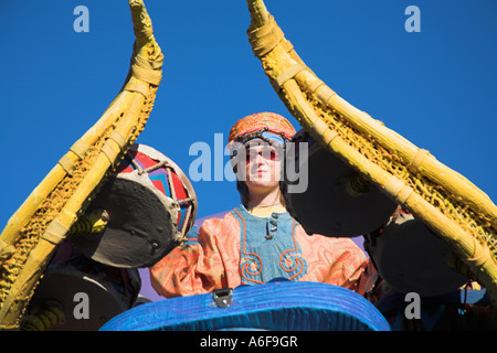 Il batterista sul galleggiante, Mickey's Jammin Jungle Parade, Regno Animale, Disney World, a Orlando, Florida, Stati Uniti d'America Foto Stock