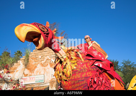 Modello di uccelli galleggiante, Mickey's Jammin Jungle Parade, Regno Animale, Disney World, a Orlando, Florida, Stati Uniti d'America Foto Stock