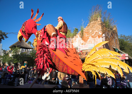 Modello di uccelli galleggiante, Mickey's Jammin Jungle Parade, Regno Animale, Disney World, a Orlando, Florida, Stati Uniti d'America Foto Stock