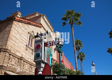 Edificio, palme, semaforo, Hollywood Boulevard, Disney MGM Studios Disney World, a Orlando, Florida, Stati Uniti d'America Foto Stock