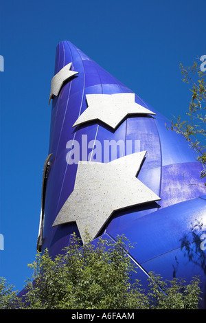 Modello di grandi dimensioni di blu cappello appuntito, Hollywood Boulevard, Disney MGM Studios Disney World, a Orlando, Florida, Stati Uniti d'America Foto Stock