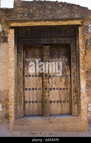 Antica complessamente intarsiato in Swahili tradizionale porta in Fort Jesus Mombasa Kenya Africa orientale Foto Stock