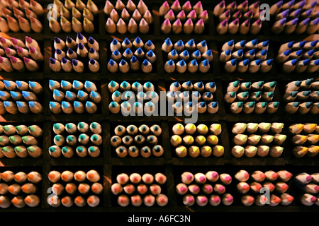 Ordinati colorate matite di colore farblich sortierte Buntstifte Foto Stock