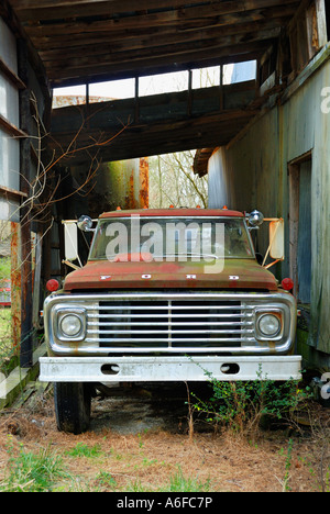 Old Ford pickup truck con faretti parcheggiato sotto un capannone Foto Stock