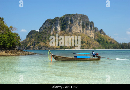 Local Thai in una barca dalla coda lunga sul podo isola, Krabi, Thailandia, Estremo Oriente Foto Stock