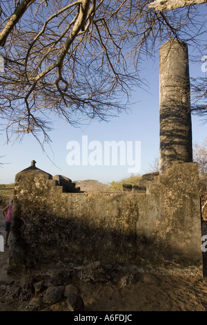 Porta nord Takwa rovine sulla isola di Manda vicino a Lamu Kenya Foto Stock