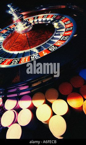 Ruota della Roulette con gettoni da gioco e la sfera sul numero 1 Foto Stock