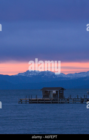 Alpenglow sulle nuvole sopra il lago Tahoe e riflessioni all'alba Foto Stock