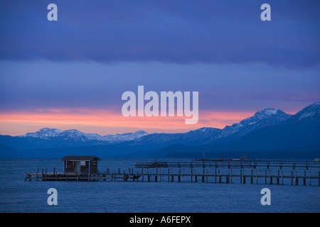 Alpenglow sulle nuvole sopra il lago Tahoe e riflessioni all'alba Foto Stock