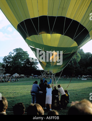 Gonfiare una mongolfiera, Bramham Park Rally di vapore, vicino a Leeds, West Yorkshire, Inghilterra, Regno Unito. Foto Stock