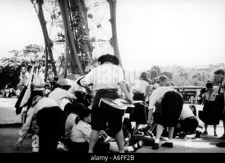 Scout godendo alla base della torre eifel parigi francia Foto Stock