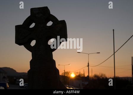 Ardara County Donegal Irlanda Celtic cross in un cimitero in questo west coast città Foto Stock
