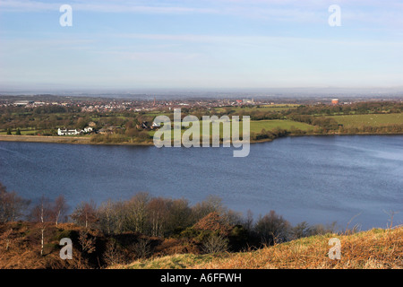 Vista da Anglezarke sopra il serbatoio verso Chorley Foto Stock