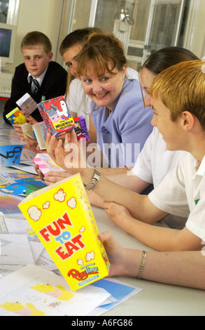 Anno 9 allievi a Tonyrefail completo scuola lavoro su un prodotto di progetto di packaging Galles del Sud delle Valli REGNO UNITO Foto Stock