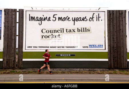 Partito conservatore elezione poster su consiglio di fatture fiscali on Maiden billboard sito in Newport South Wales UK Foto Stock