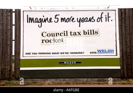 Consiglio conservatore fiscale manifesto elettorale su una fanciulla billboard palizzata in Newport South Wales UK Foto Stock