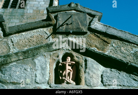 Statua di nicchia di St George e sun dial, Chiesa di San Michele Arcangelo, Kirkby Malham, North Yorkshire, Inghilterra, Regno Unito. Foto Stock