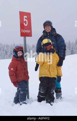 Due ragazzi otto un bambino di sei anni con la madre a esperti di orientamento Winkelmoosalm Alta Baviera Germania Salzburger Land Austria Foto Stock