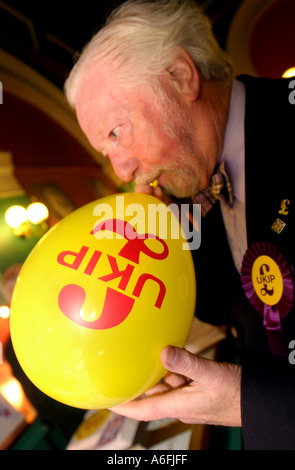 Un salvataggio della sterlina a palloncino viene gonfiato a UK Independence Party UKIP 2004 conferenza presso la COLSTON HALL BRISTOL 10 Ott 2004 Foto Stock