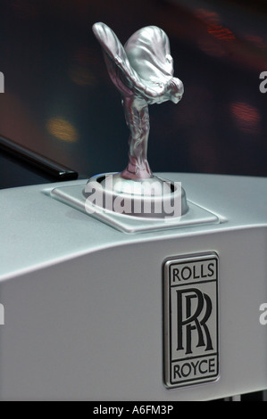 Focus sul logo di una Rolls Royce Foto Stock