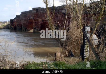 Eckington Bridge, Eckington, Worcestershire. Il tardo inverno con un rigonfiamento a livello fiume Avon. Foto Stock