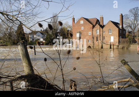 Il fiume Avon a Fladbury, Worcestershire. Receeding floowaters nel tardo inverno. Foto Stock