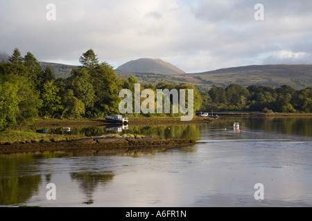 Kenmare County Kerry Eire Irleand. È possibile visualizzare fino a marea Kenmare River da N71 ponte stradale in Early Morning Light Foto Stock
