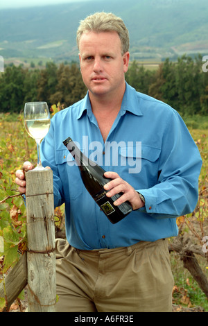 Enologo e proprietario della casa di posta Wine Estate al di sotto di Helderberg Mountain Nick degustazione Gebers Western Cape Sud Africa Foto Stock