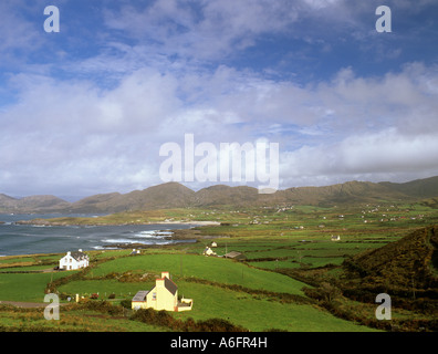 Ballydonegan penisola di Beara County Cork Eire Irlanda vista con cottages sparsi e Slieve Miskish montagne sulla corona di Beara Foto Stock