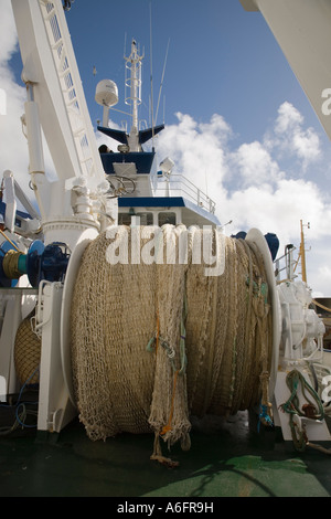 Rete da pesca aspo sul peschereccio per traino stern ormeggiato per attraccare in porto Castletownbere pesca internazionale porta sulla penisola di Beara Co Cork Foto Stock