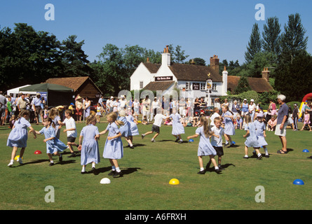 TILFORD VILLAGE ESTATE FETE con bambini country dancing su un villaggio verde. Tilford Surrey in Inghilterra UK Gran Bretagna Foto Stock