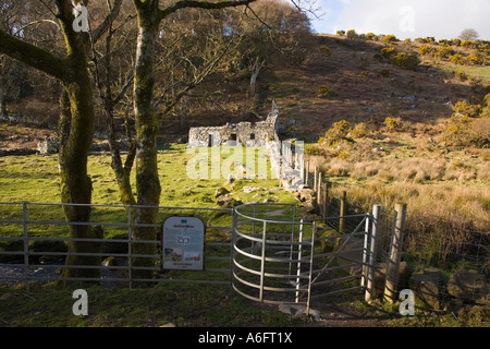 Ingresso alla St Cybi della santa ben Ffynnon Gybi e custodi cottage su Lleyn Peninsula Llangybi Gwynedd North Wales UK Europa Foto Stock