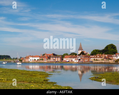 Bosham Creek 'Chichester porto' pittoresco villaggio chiesa riflessa in acqua calma in giugno in estate. Bosham West Sussex England Regno Unito Foto Stock