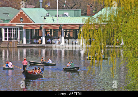 Gondole e barche a remi sul Lago di Central Park di New York City Foto Stock
