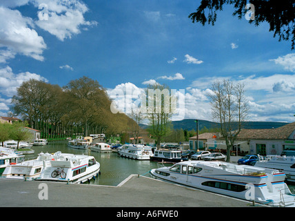 Il Canal du Midi che è molto popolare per vacanze in barca presso il villaggio di Trebes vicino a Carcassonne Foto Stock