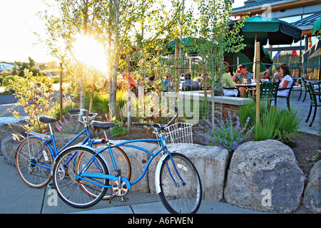 Persone presso il cafe negozi Old Mill District curvatura Oregon Foto Stock