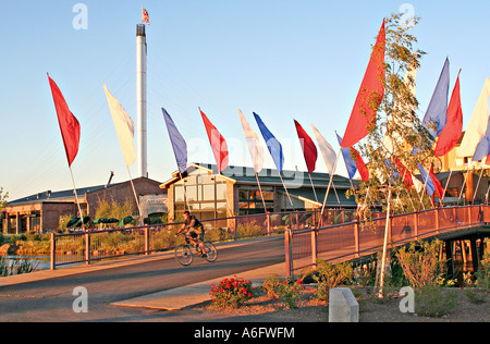 Ciclista presso i negozi Old Mill District curvatura Oregon Foto Stock