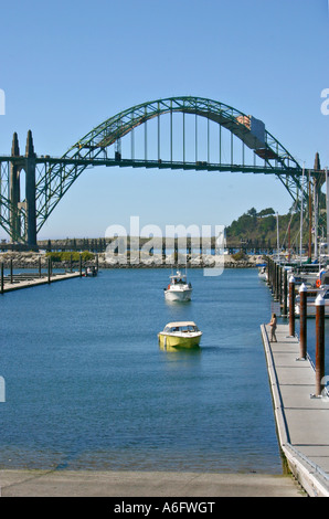 I barcaioli in barca a rampa di lancio su Yaquina Bay Newport Oregon Foto Stock