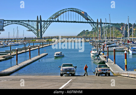 I barcaioli in barca a rampa di lancio su Yaquina Bay Newport Oregon Foto Stock