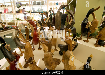 Anatre di legno sul display in un negozio Foto Stock