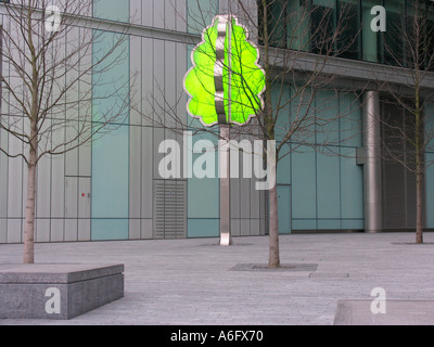 Un albero scultura accanto a un moderno edificio per uffici Foto Stock