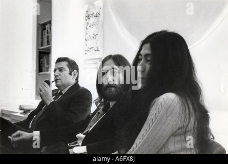 BEATLES John Lennon e Yoko Ono con manager Allen Klein nel 1969 Foto Stock