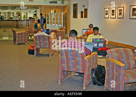 Maschio etnica gli studenti che studiano utilizzando computer portatili nella nuova libreria Oregon State University di Corvallis Oregon Foto Stock
