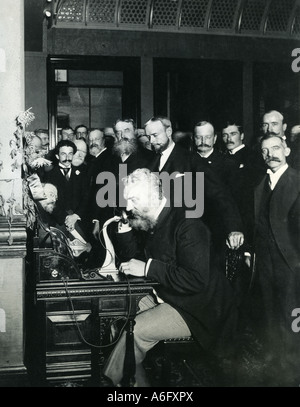 ALEXANDER Graham Bell a New York nel 1892 dimostrando effettuando una chiamata telefonica a Chicago Foto Stock