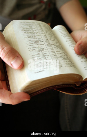 Bionda e giovane uomo della lettura della Bibbia Foto Stock