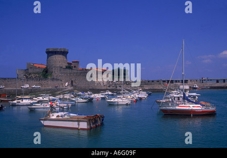 Fort e il porto di Socoa nel Paese Basco Foto Stock