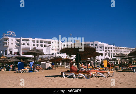 I turisti a prendere il sole sulla spiaggia di Yasmine Hammamet in Tunisia Foto Stock