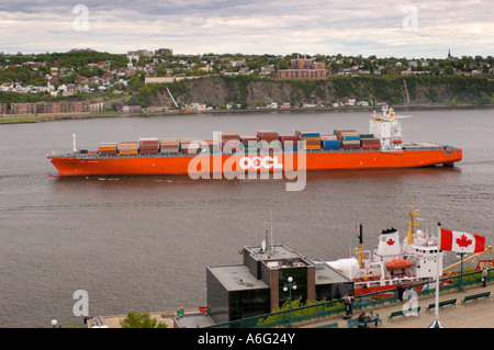 QUEBEC CITY Québec Canada nave container sul St Lawrence River a Quebec City Foto Stock