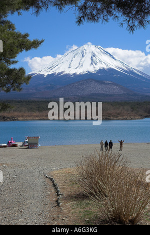 Giappone Central Honshu del Monte Fuji sul Lago Shojiko Shoji vista con un gruppo di quattro persone da lontano ammirando il paesaggio del lago e neve Foto Stock